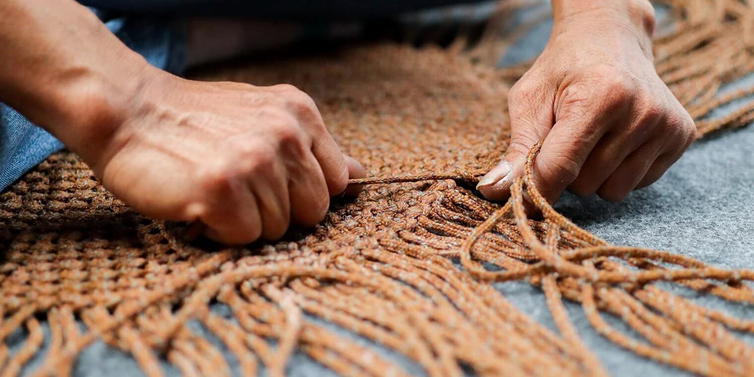 Ручное плетение уличных ковров